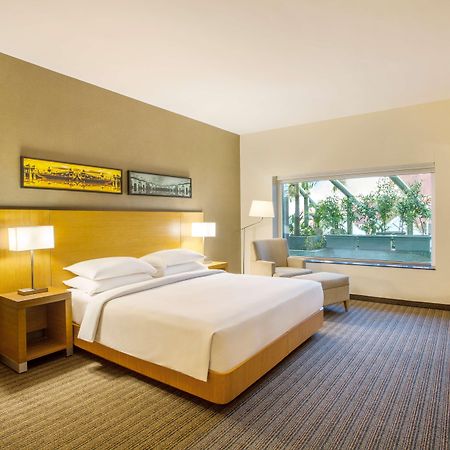 Hyatt Place Hyderabad Banjara Hills Exterior foto A guest room at the hotel