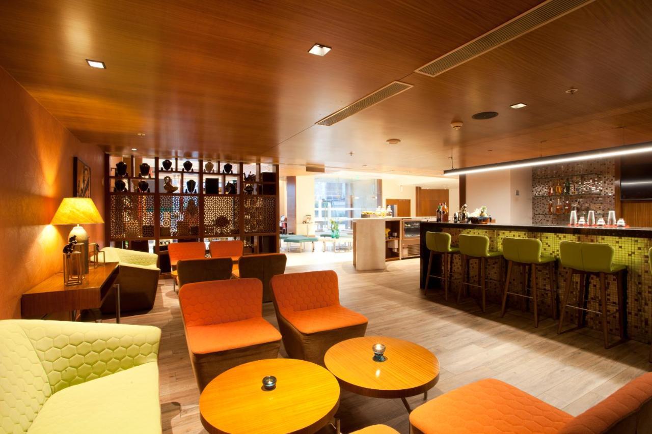 Hyatt Place Hyderabad Banjara Hills Exterior foto The bar at the hotel