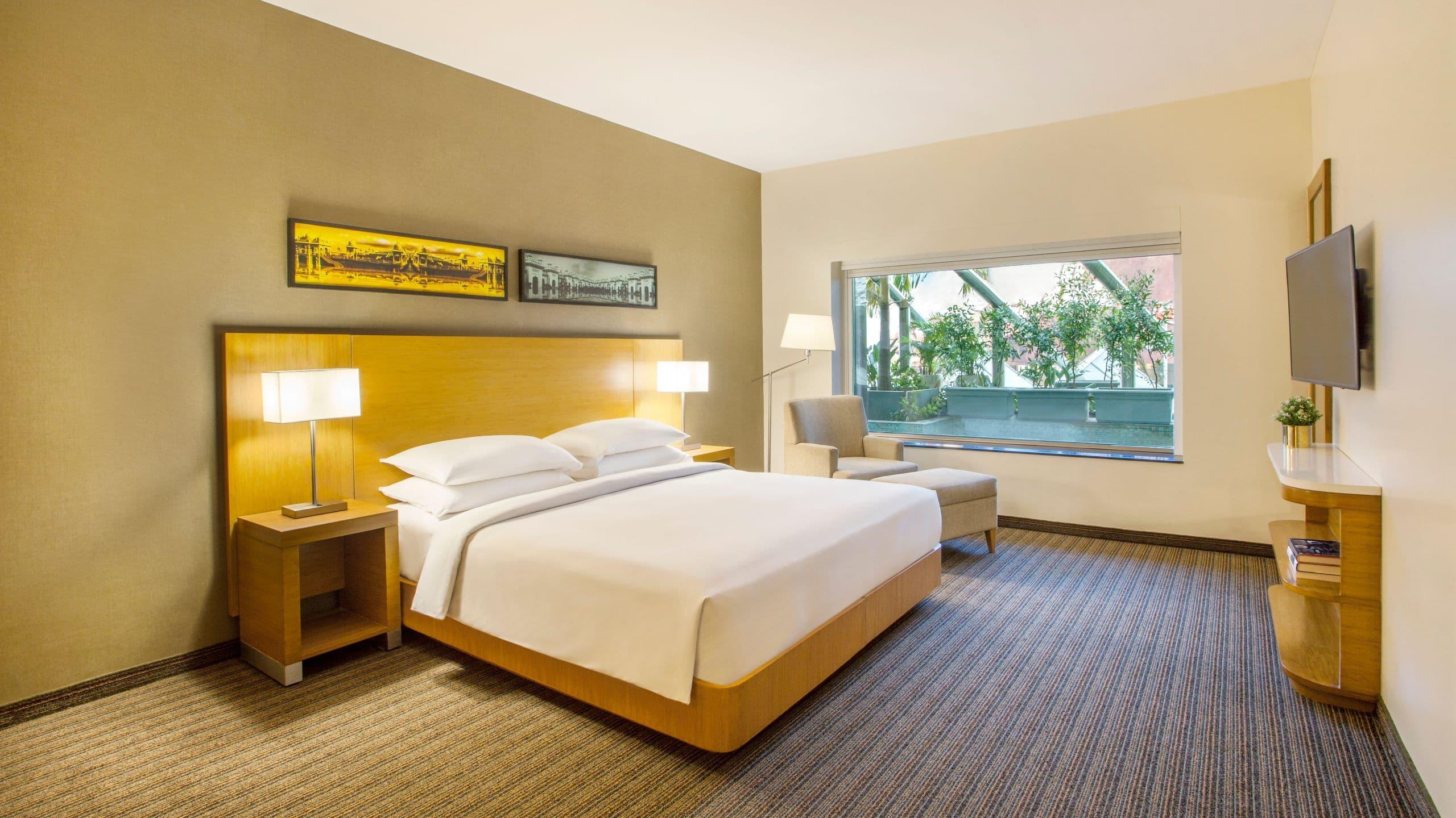 Hyatt Place Hyderabad Banjara Hills Exterior foto A guest room at the hotel