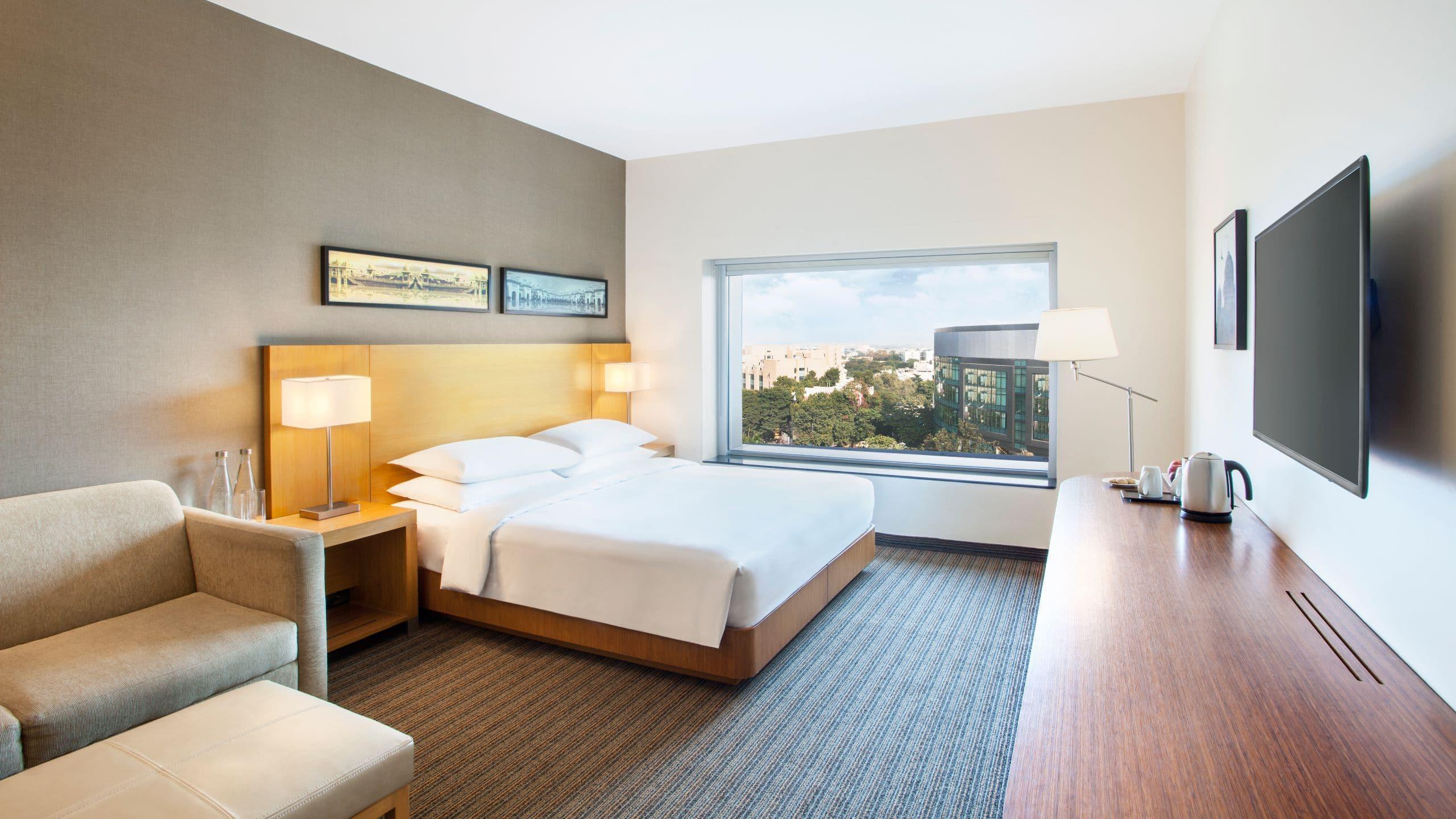 Hyatt Place Hyderabad Banjara Hills Exterior foto A guest room at the Hilton Garden Inn in San Francisco