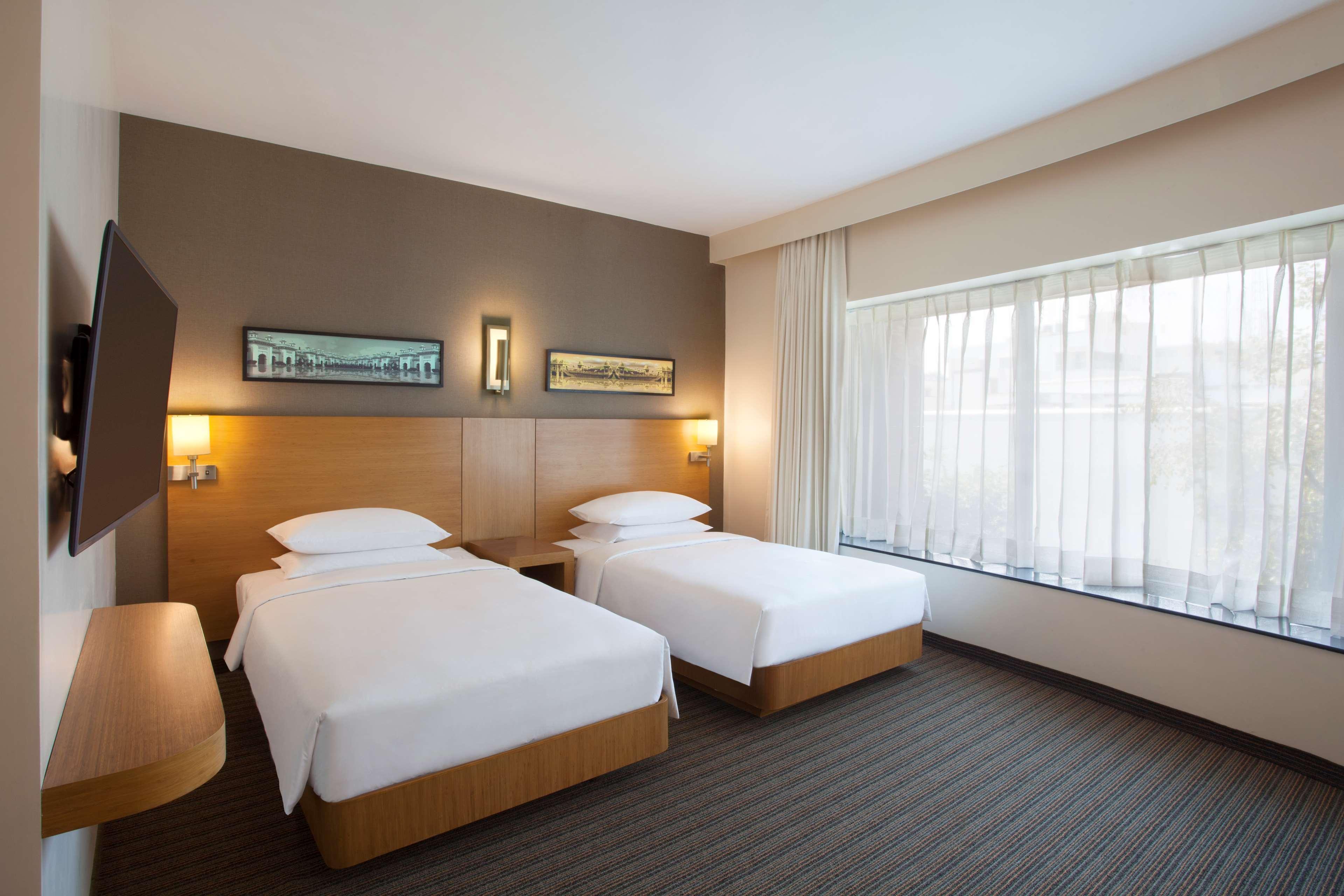 Hyatt Place Hyderabad Banjara Hills Exterior foto A typical room at the hotel
