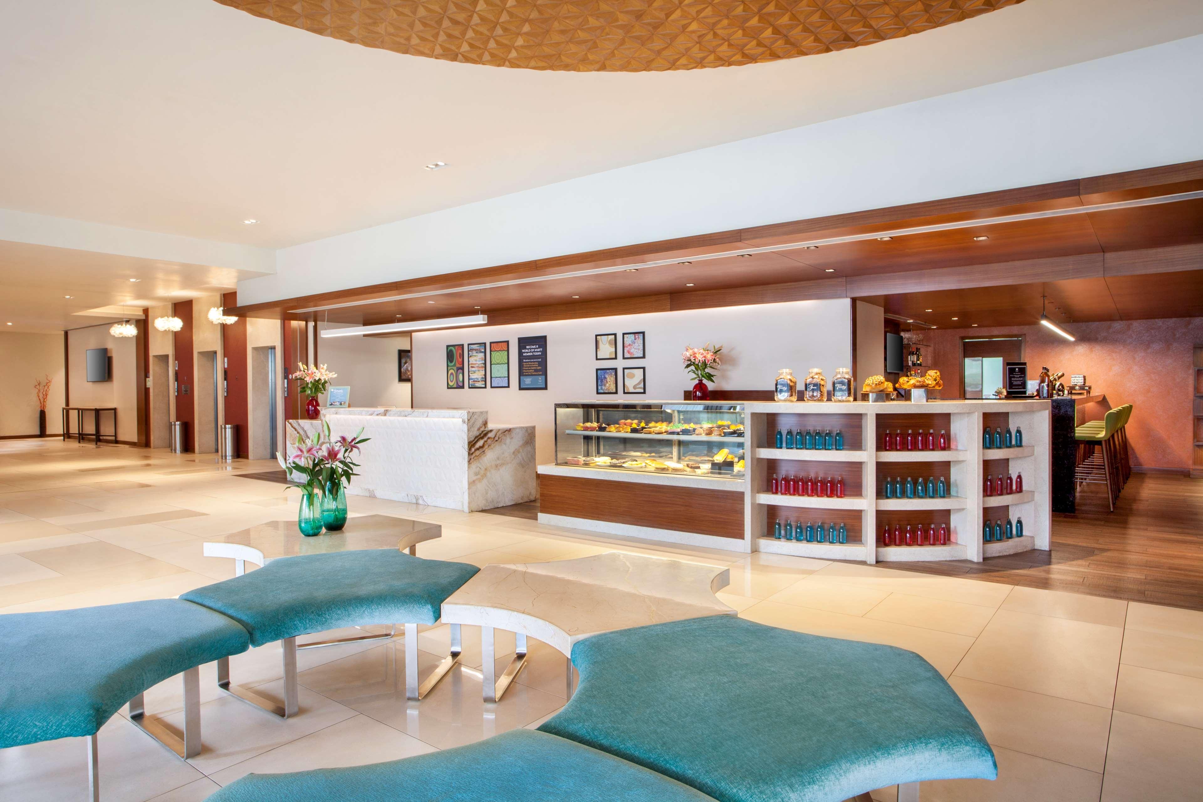 Hyatt Place Hyderabad Banjara Hills Exterior foto The lobby of the hotel