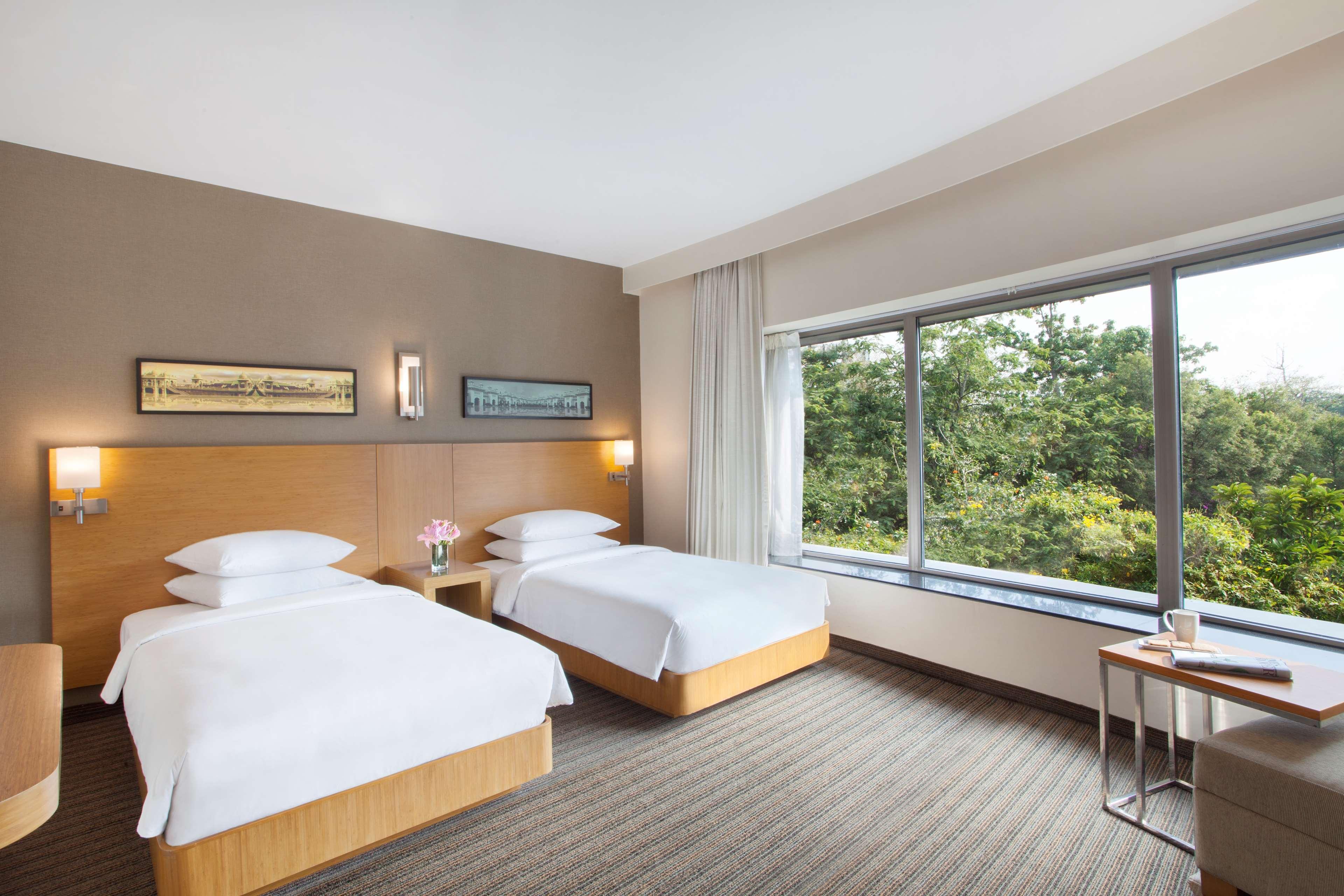 Hyatt Place Hyderabad Banjara Hills Exterior foto Deluxe Room
