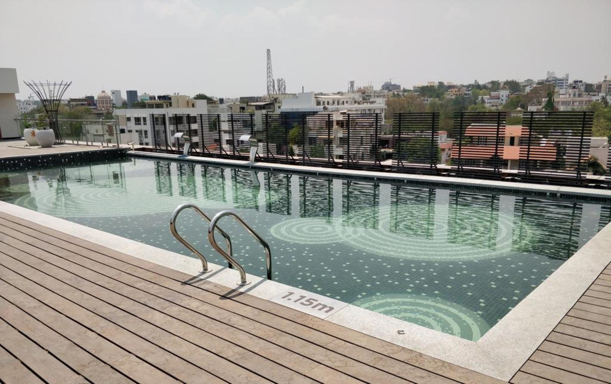 Hyatt Place Hyderabad Banjara Hills Exterior foto The rooftop pool