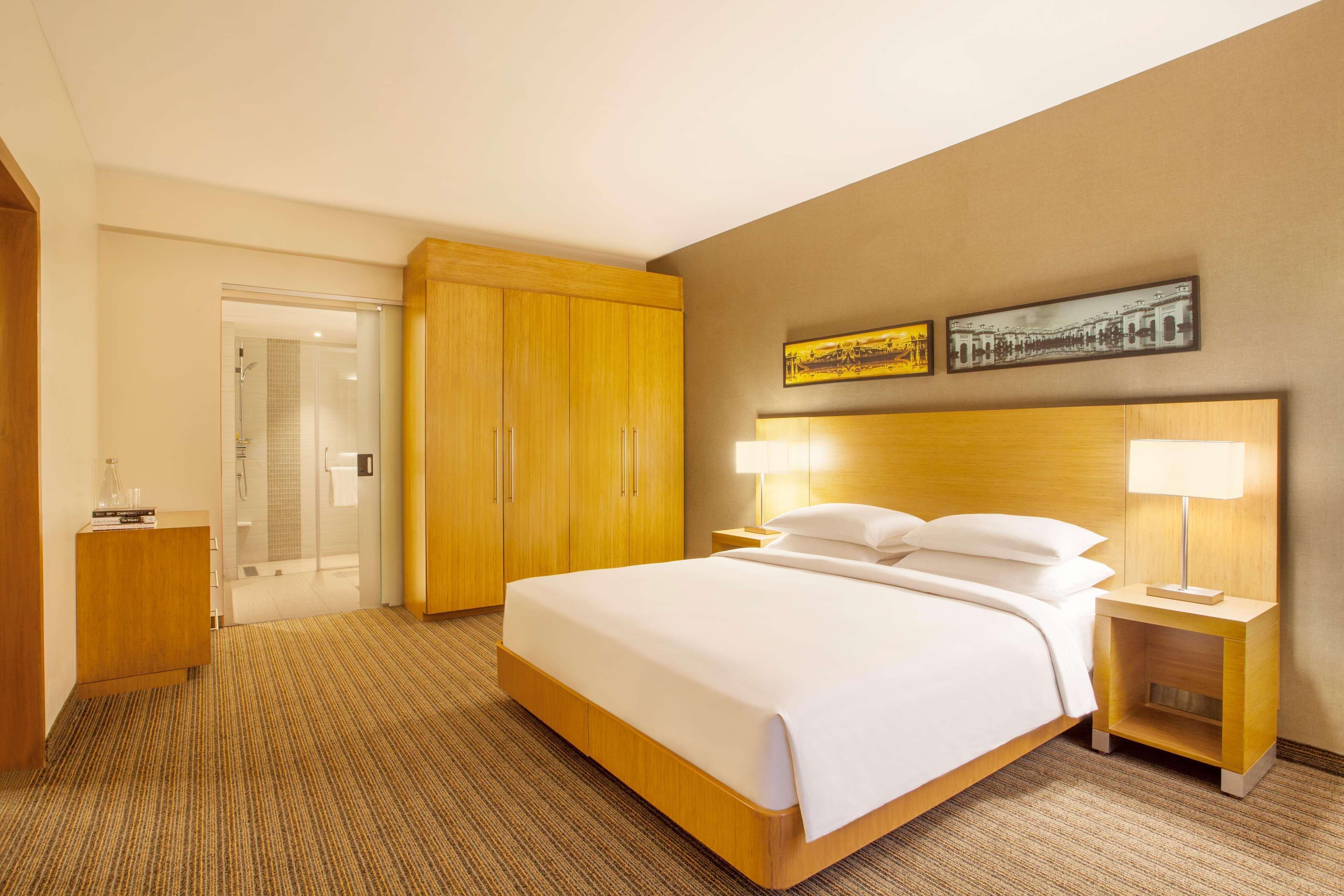 Hyatt Place Hyderabad Banjara Hills Exterior foto A bedroom at the hotel