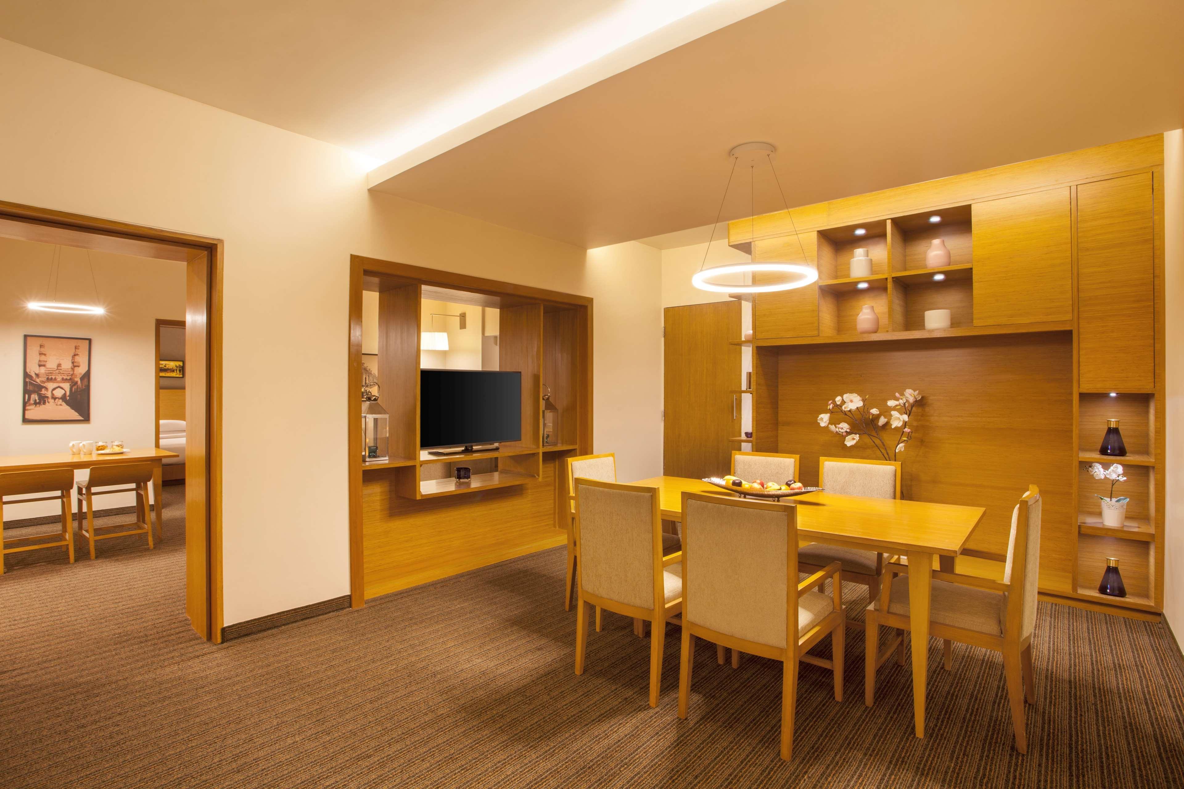 Hyatt Place Hyderabad Banjara Hills Exterior foto A suite at the hotel