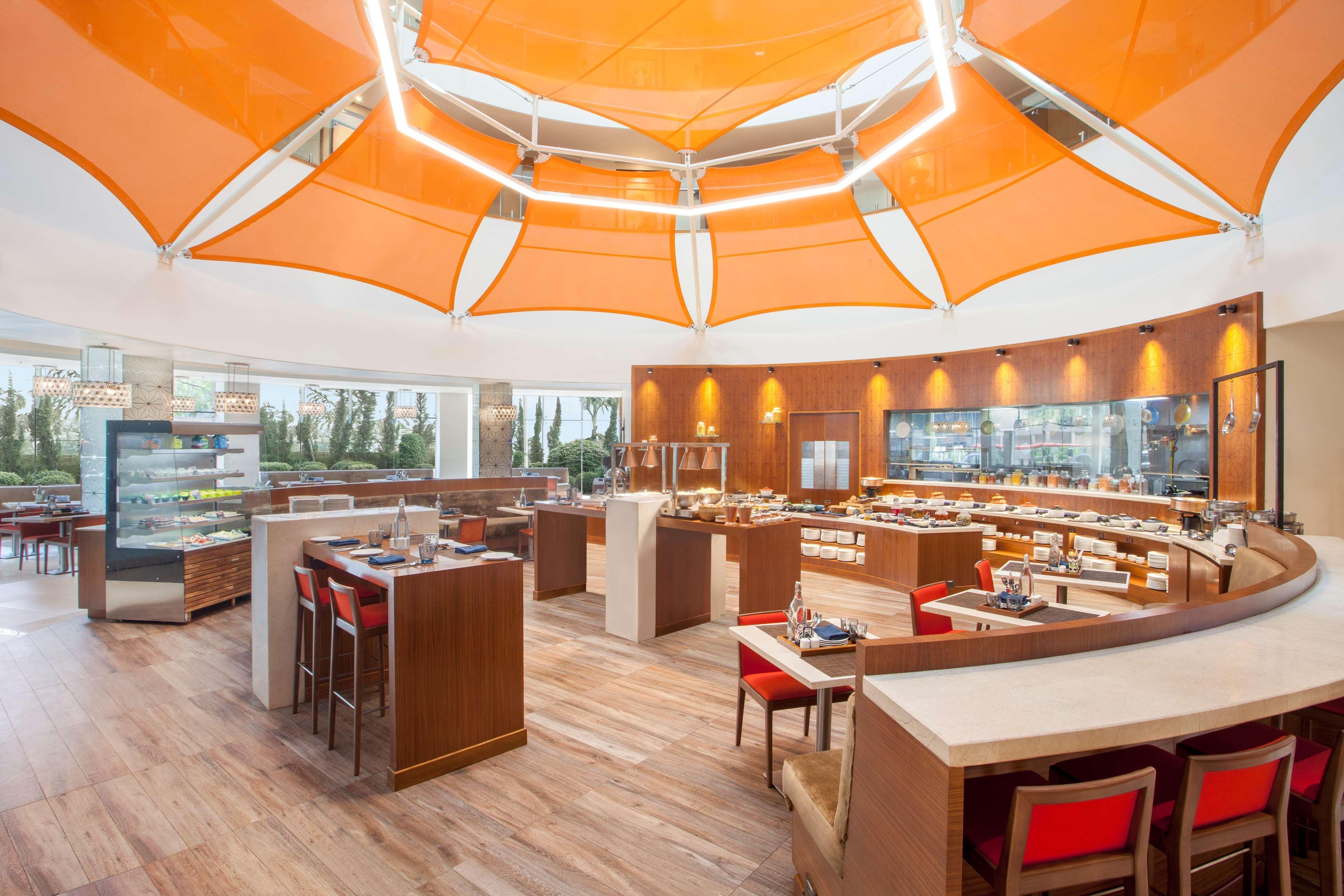Hyatt Place Hyderabad Banjara Hills Exterior foto The restaurant