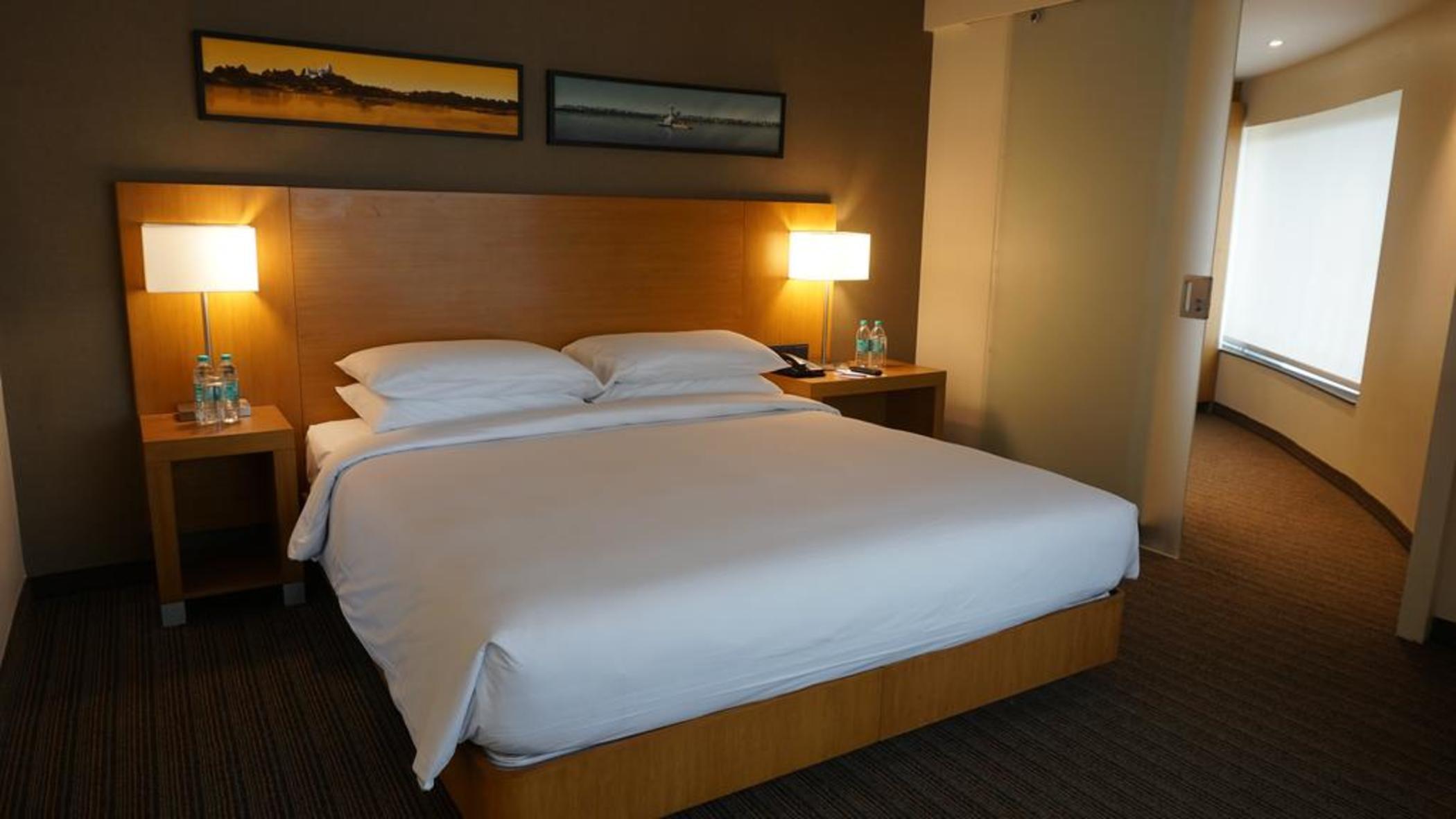Hyatt Place Hyderabad Banjara Hills Exterior foto A room at the Hilton Garden Inn in San Francisco