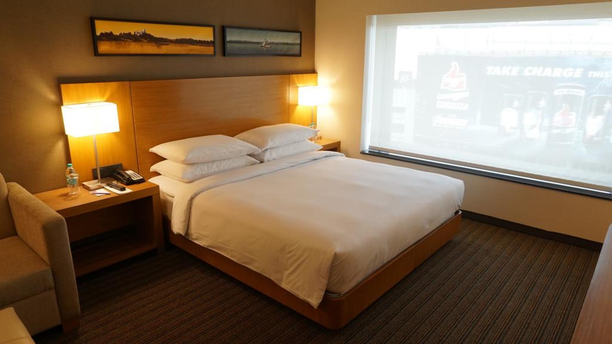 Hyatt Place Hyderabad Banjara Hills Exterior foto A room at the Hilton Garden Inn in San Francisco