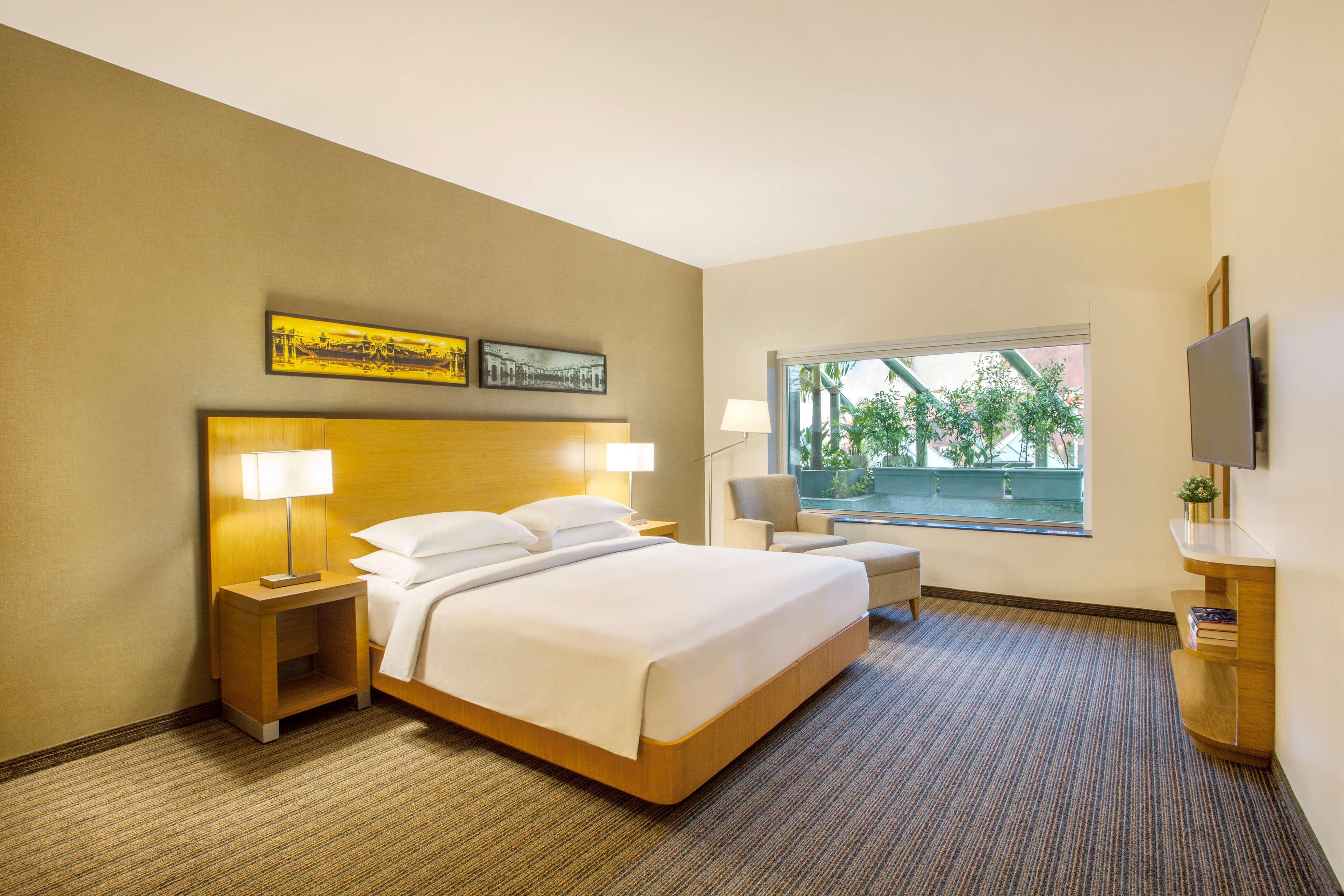 Hyatt Place Hyderabad Banjara Hills Exterior foto A guest room at the hotel