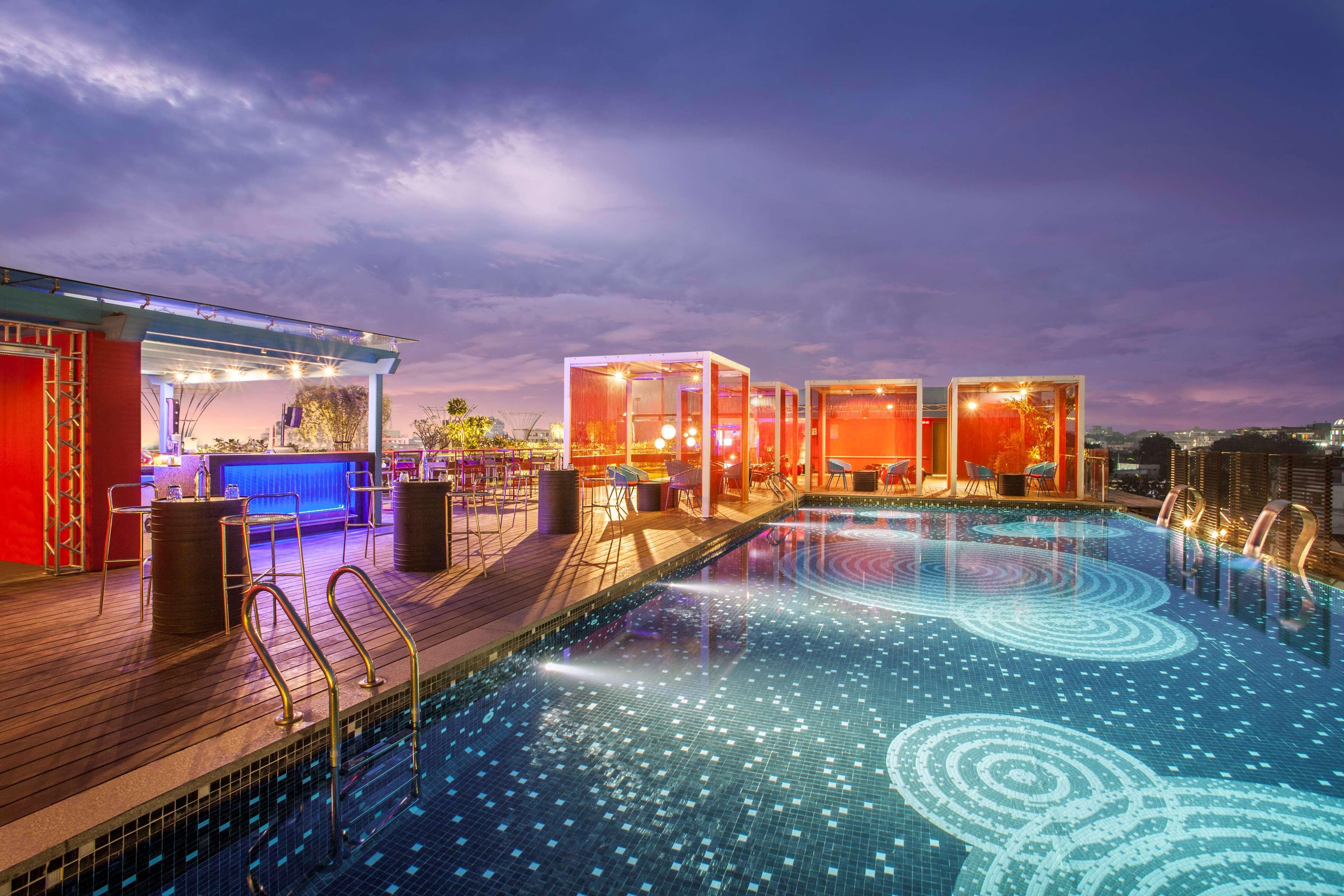 Hyatt Place Hyderabad Banjara Hills Exterior foto The rooftop pool at the hotel