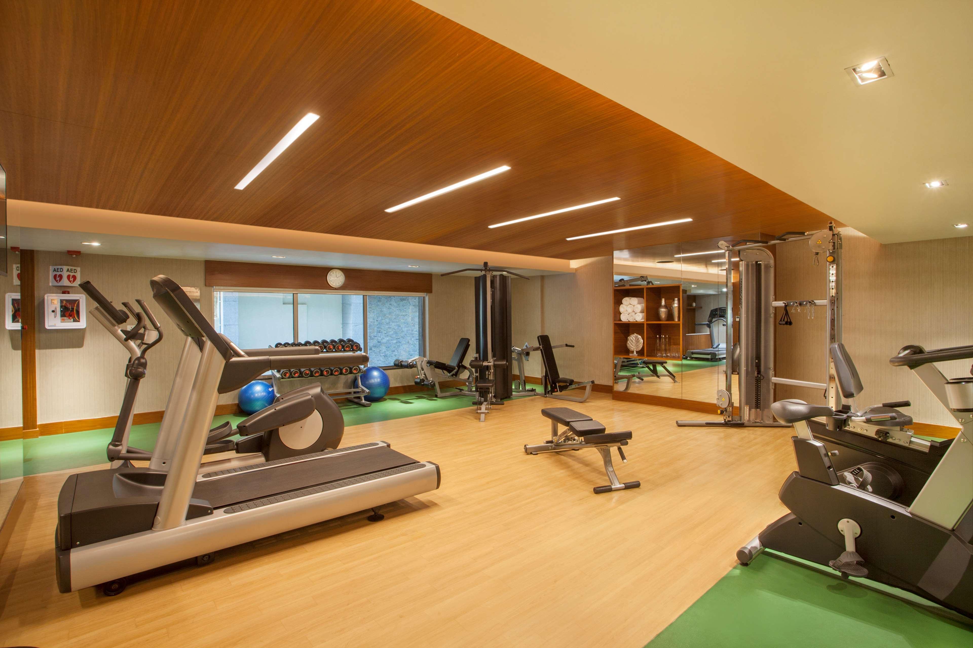 Hyatt Place Hyderabad Banjara Hills Exterior foto The gym at the hotel