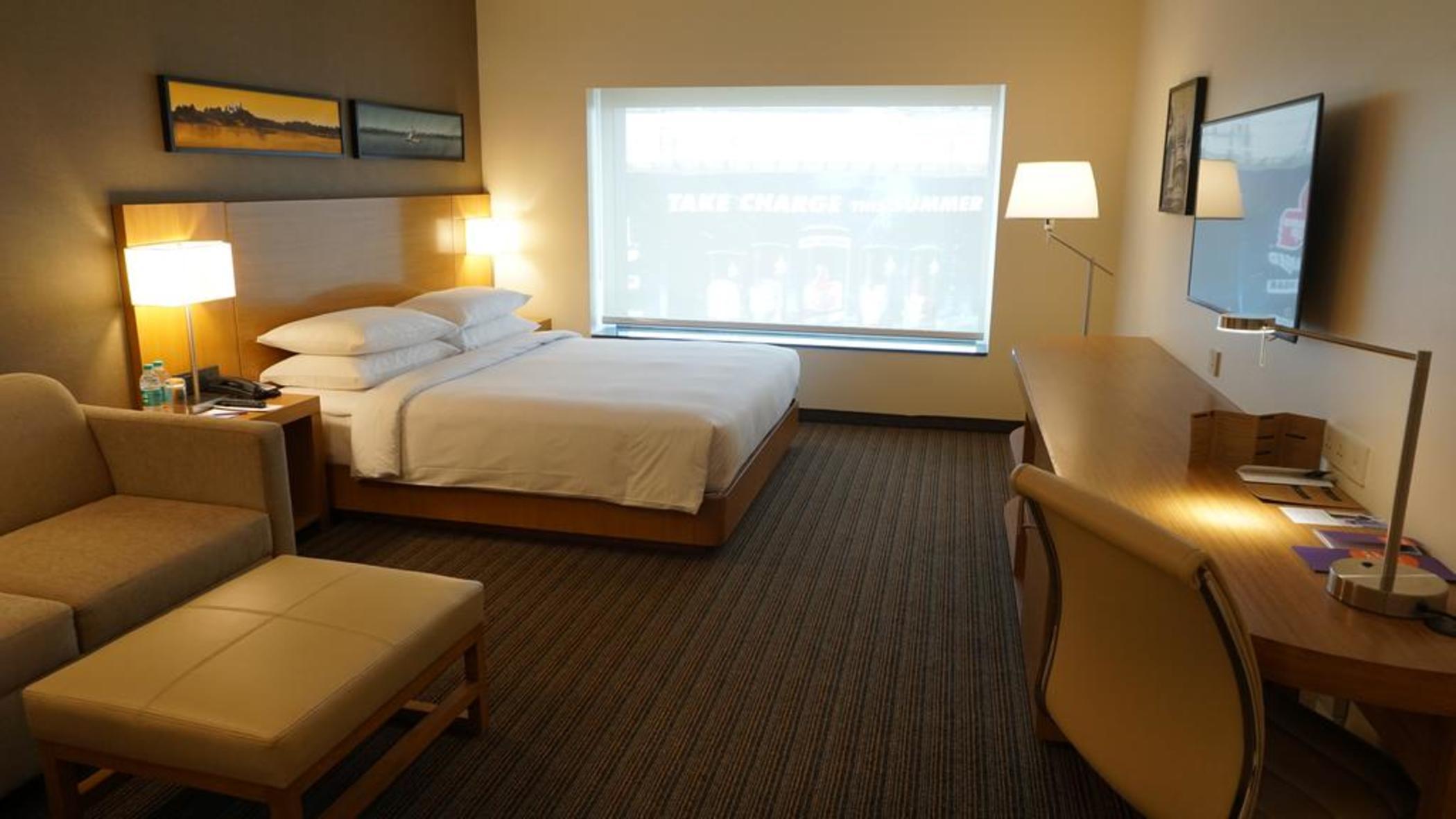 Hyatt Place Hyderabad Banjara Hills Exterior foto A room at the Hilton Garden Inn in San Francisco