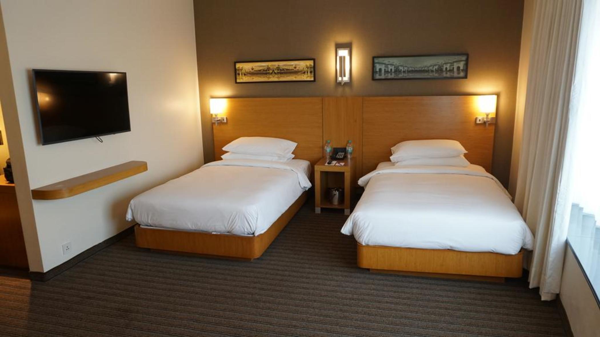 Hyatt Place Hyderabad Banjara Hills Exterior foto A room at the hotel