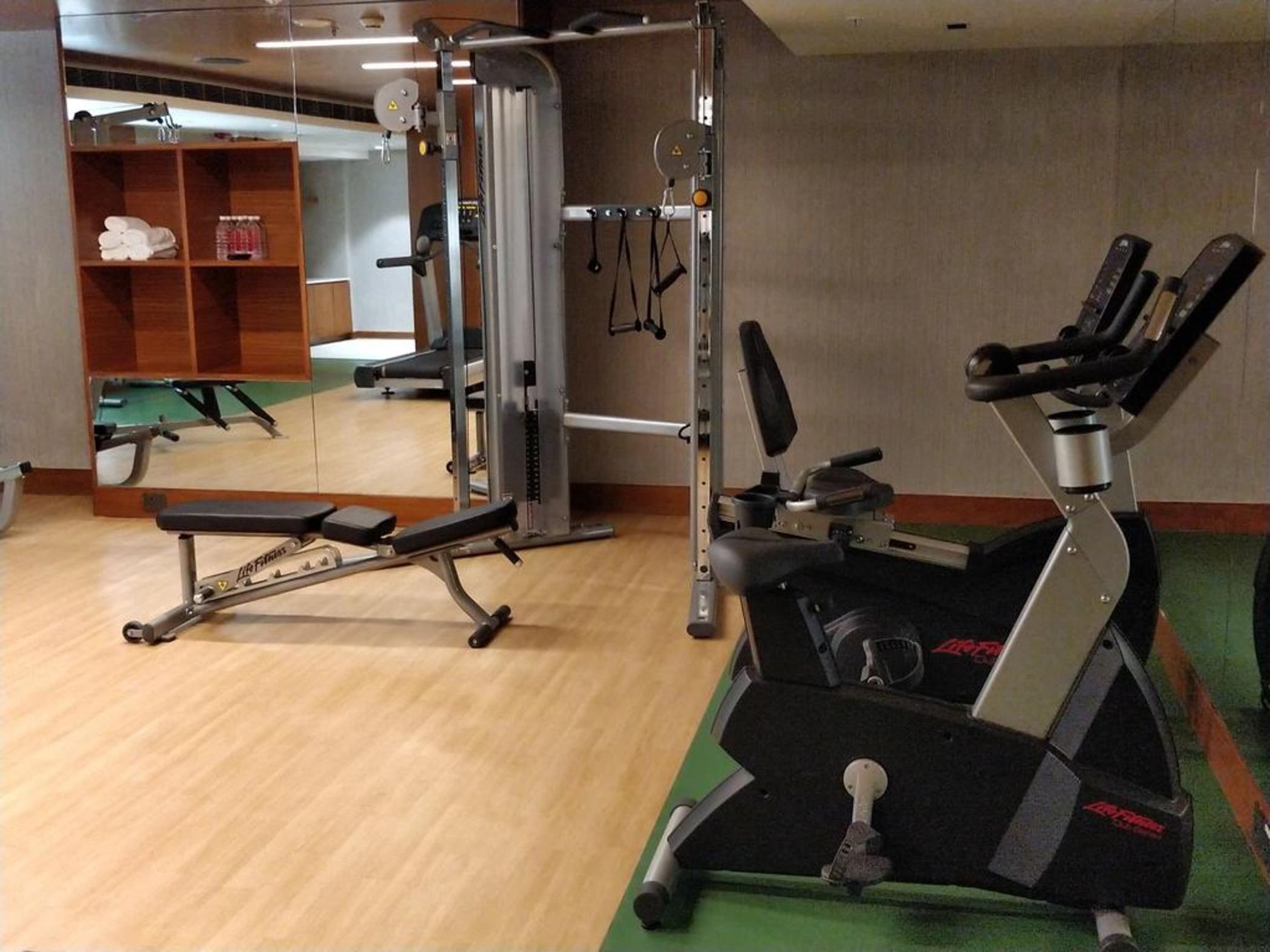 Hyatt Place Hyderabad Banjara Hills Exterior foto A gym in a hotel