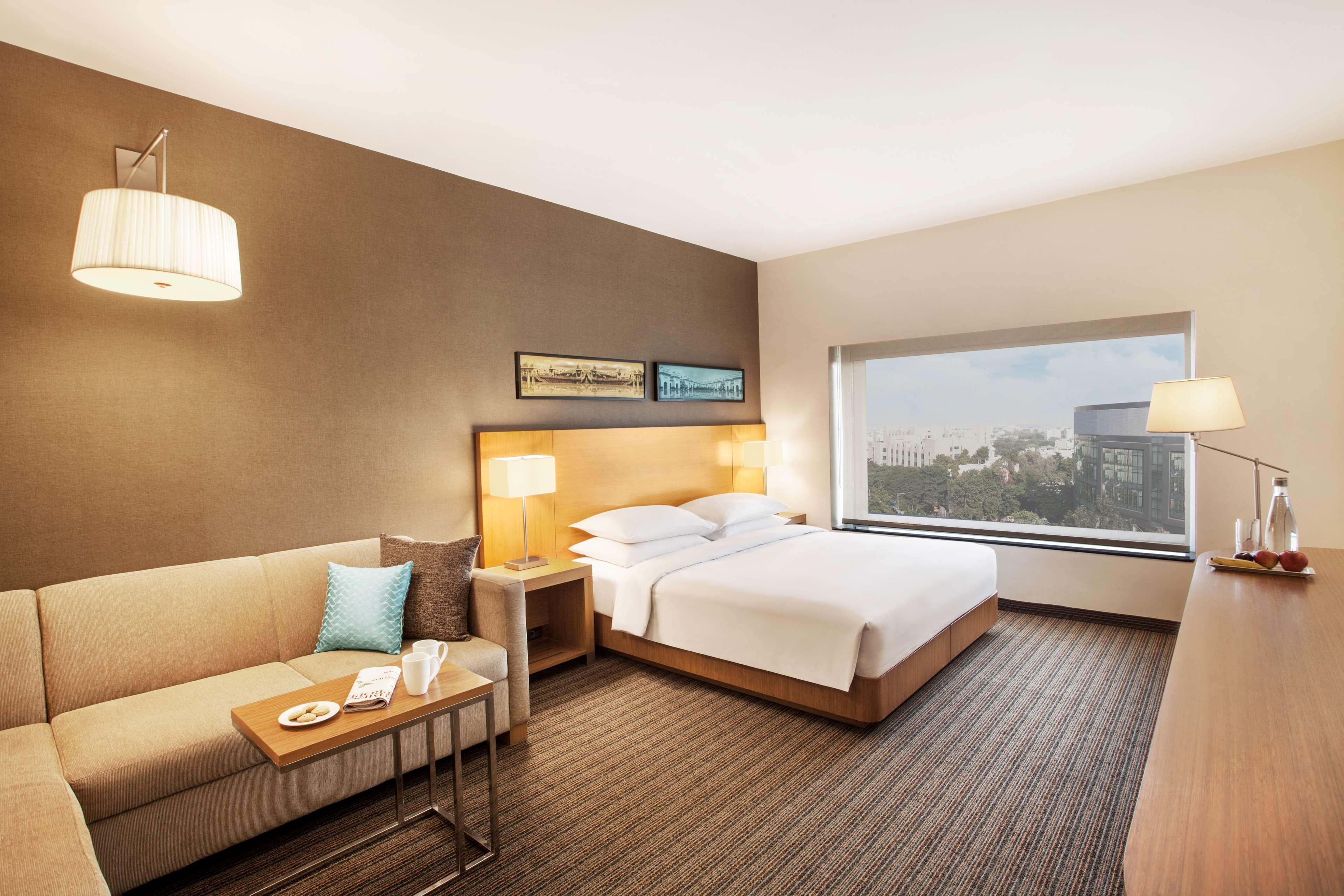 Hyatt Place Hyderabad Banjara Hills Exterior foto A room at the hotel