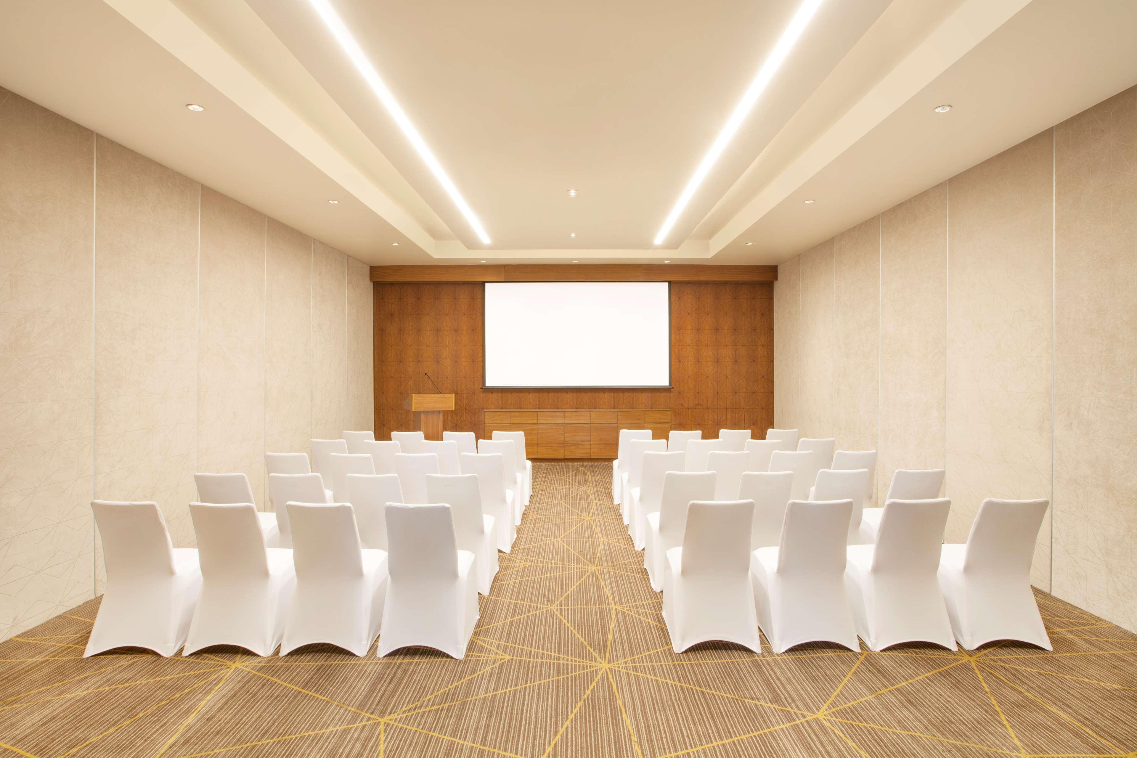 Hyatt Place Hyderabad Banjara Hills Exterior foto Meeting room at the hotel