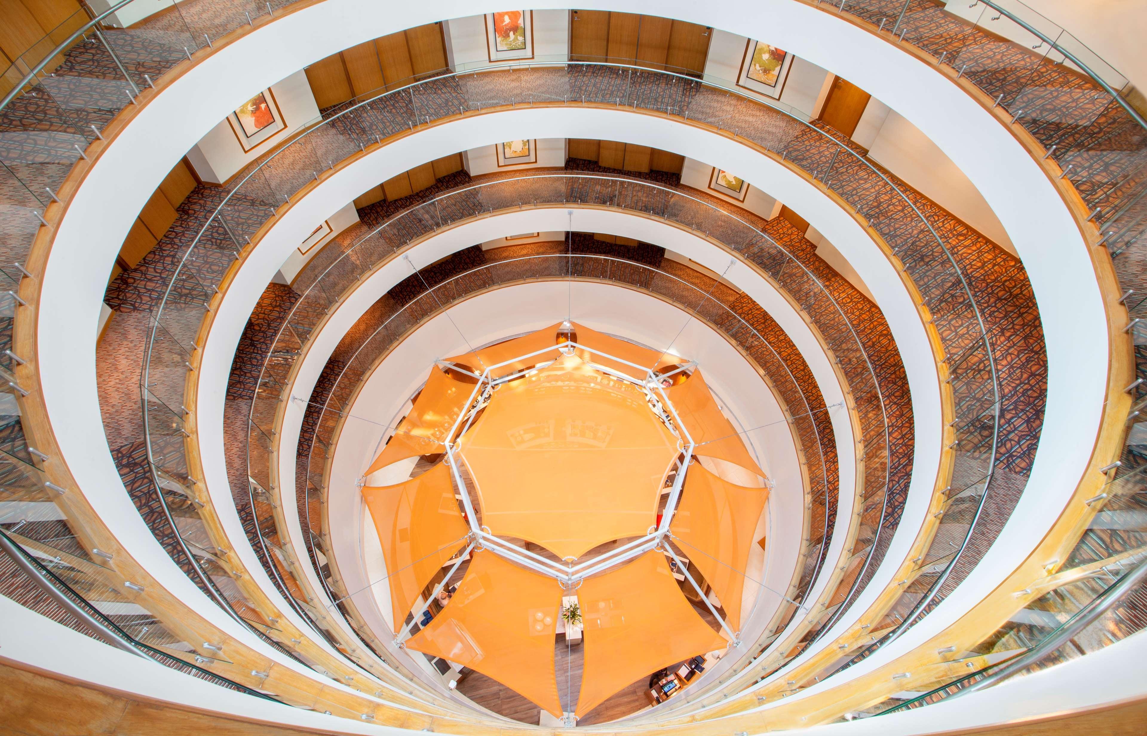 Hyatt Place Hyderabad Banjara Hills Exterior foto The atrium