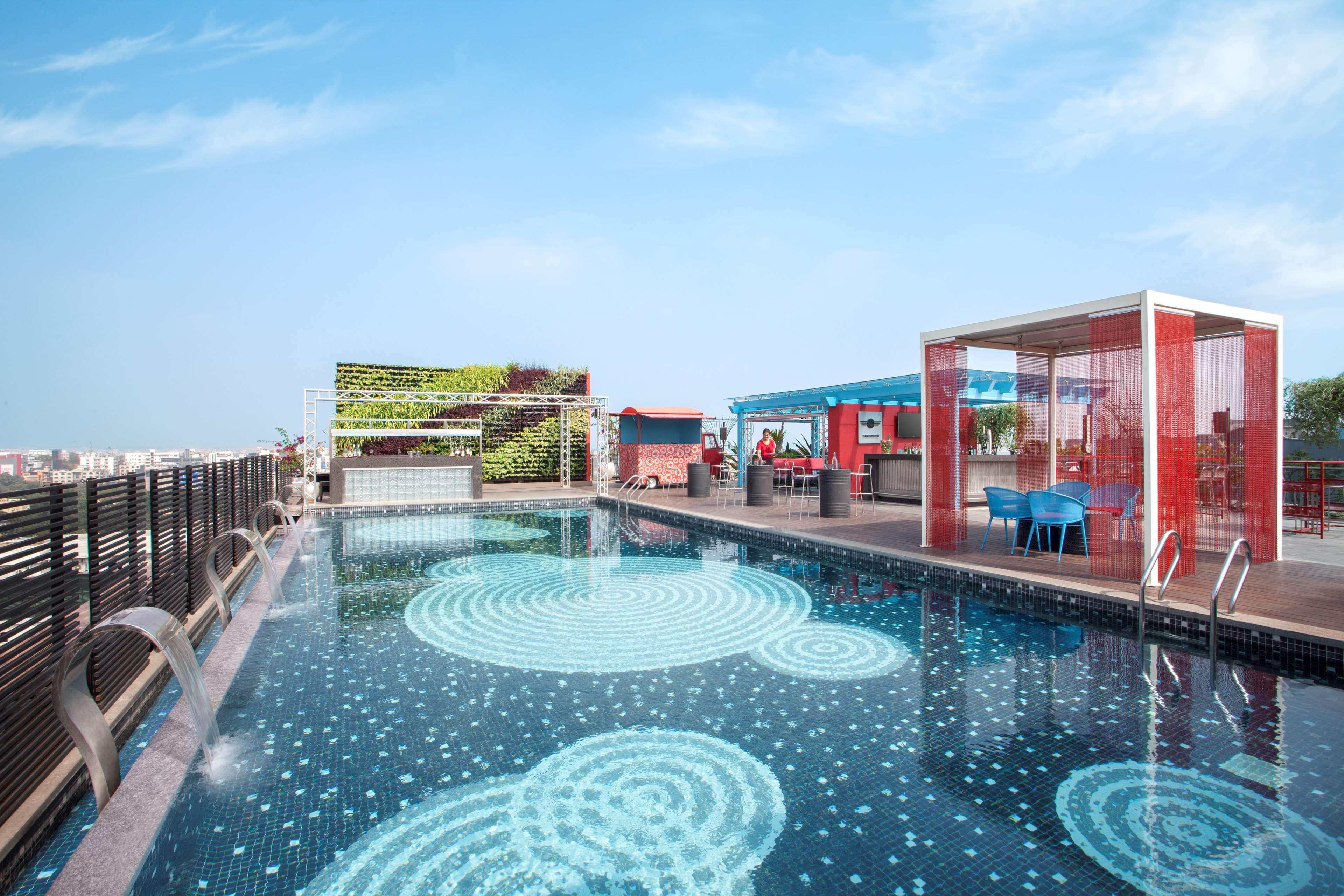 Hyatt Place Hyderabad Banjara Hills Exterior foto Rooftop pool at the hotel