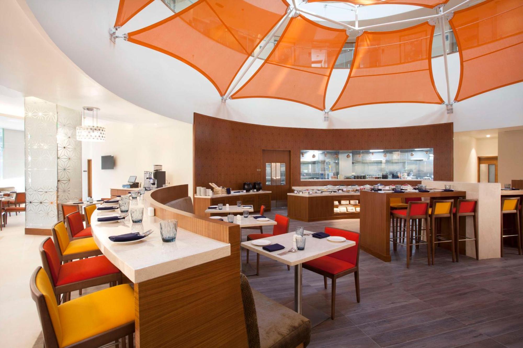 Hyatt Place Hyderabad Banjara Hills Exterior foto The restaurant