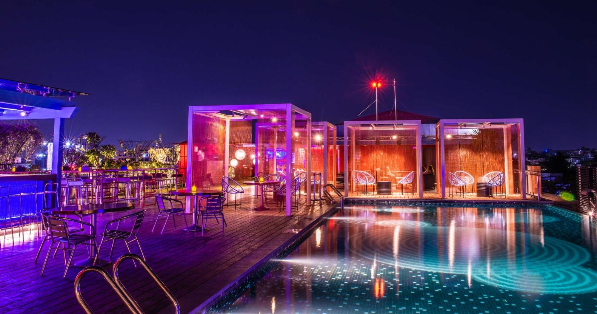Hyatt Place Hyderabad Banjara Hills Exterior foto The pool at the rooftop bar