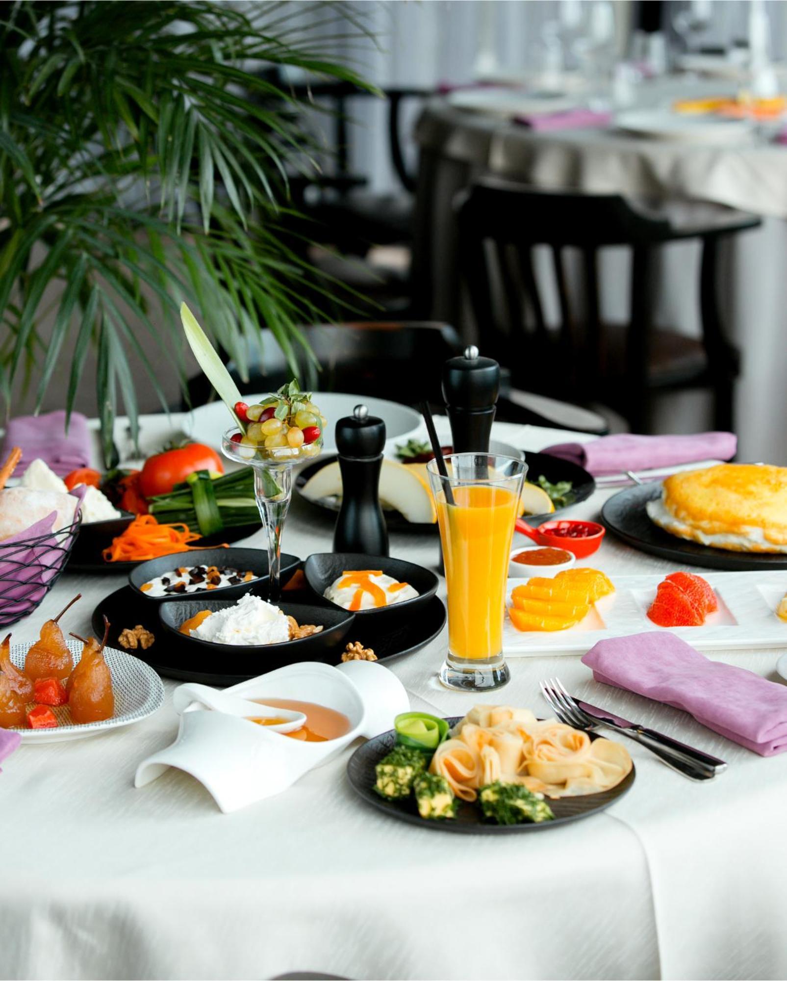 Hyatt Place Hyderabad Banjara Hills Exterior foto A typical Israeli breakfast