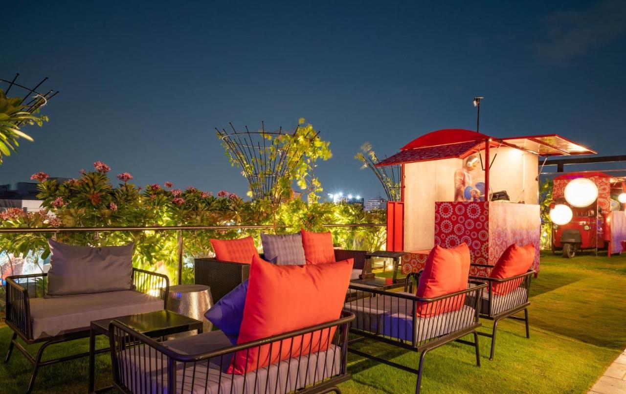 Hyatt Place Hyderabad Banjara Hills Exterior foto Rooftop bar in Bangkok