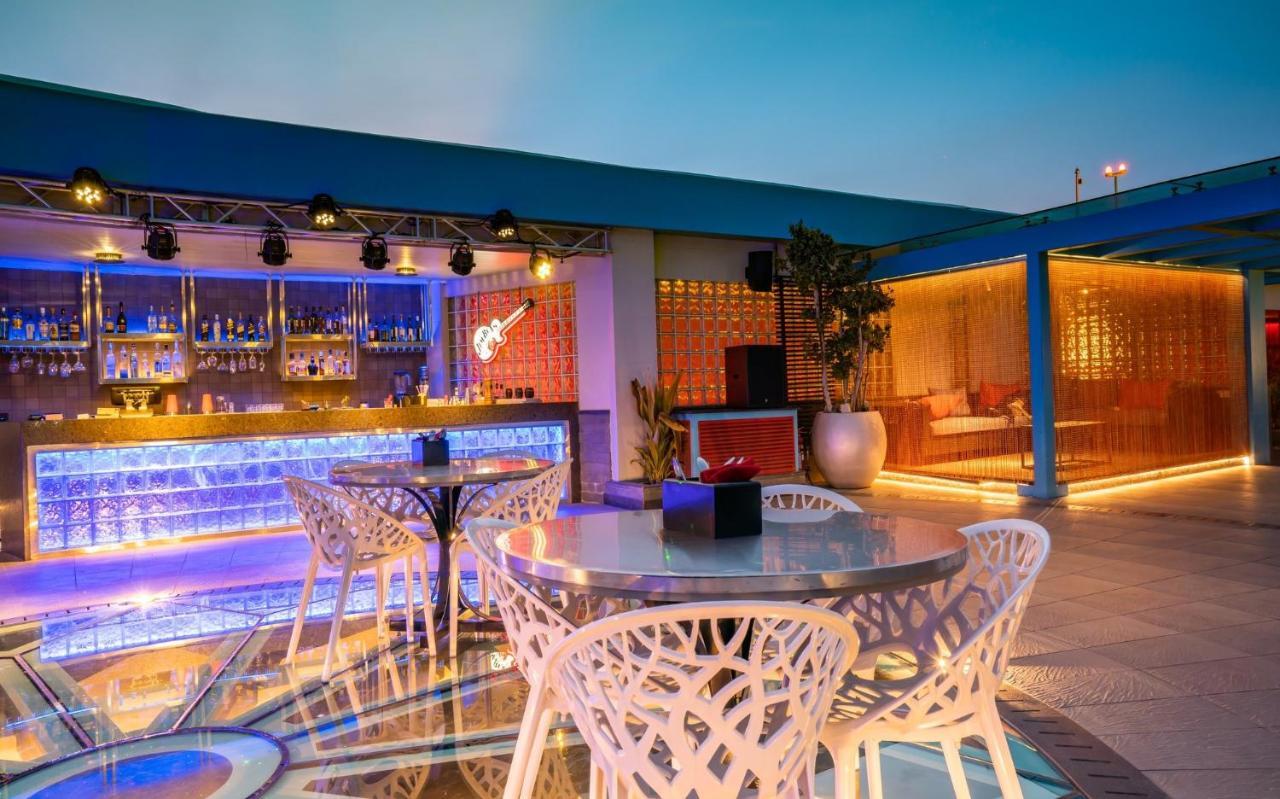 Hyatt Place Hyderabad Banjara Hills Exterior foto Sky Bar