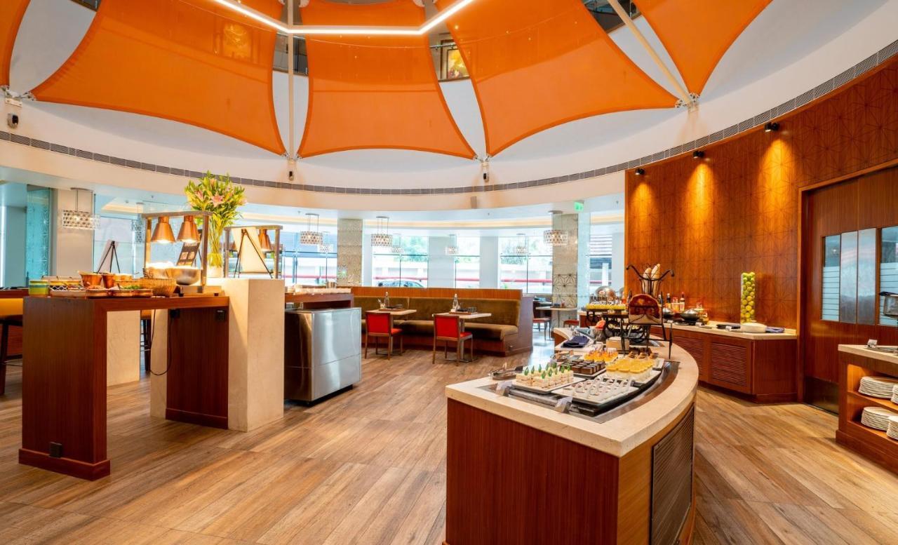 Hyatt Place Hyderabad Banjara Hills Exterior foto The restaurant