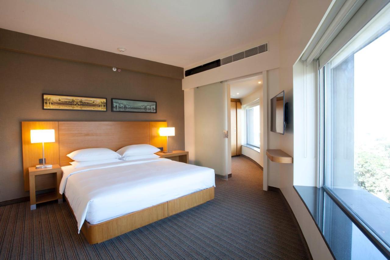 Hyatt Place Hyderabad Banjara Hills Exterior foto A bedroom at the hotel