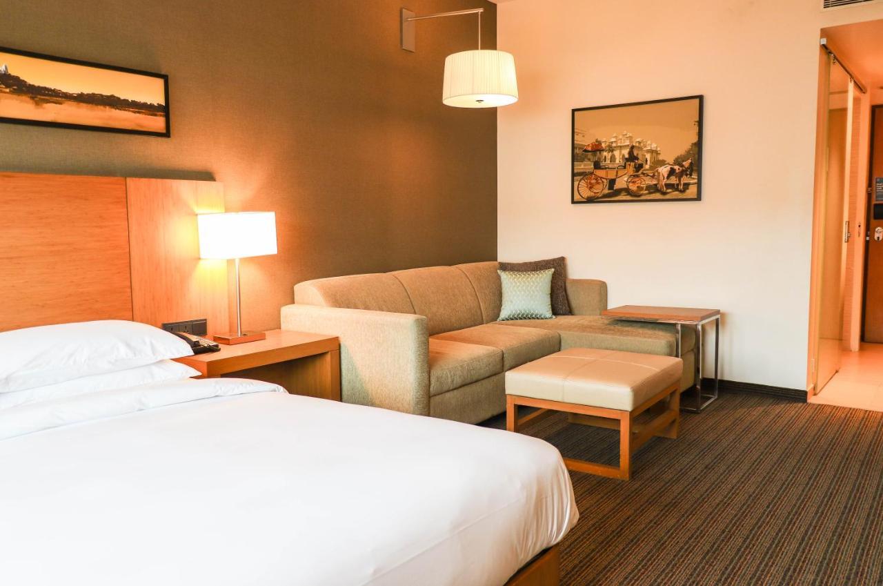 Hyatt Place Hyderabad Banjara Hills Exterior foto A typical room at the hotel