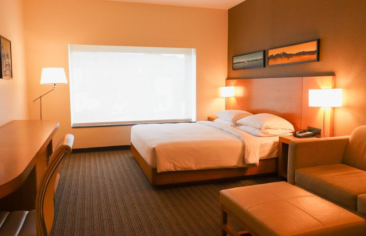 Hyatt Place Hyderabad Banjara Hills Exterior foto A typical room at the Residence Inn