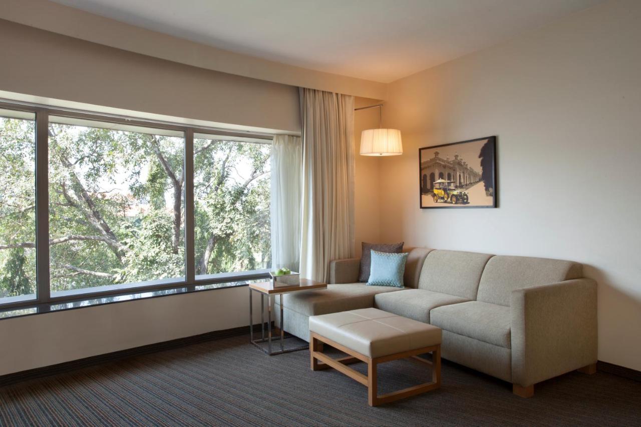 Hyatt Place Hyderabad Banjara Hills Exterior foto A living room at the hotel